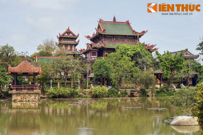 Nằm bên Quốc lộ 1 thuộc địa phận phường Nhơn Hưng, thị xã An Nhơn, tỉnh Bình Định, chùa Thiên Hưng là một trong những ngôi chùa nổi tiếng nhất ở khu vực Nam Trung Bộ.