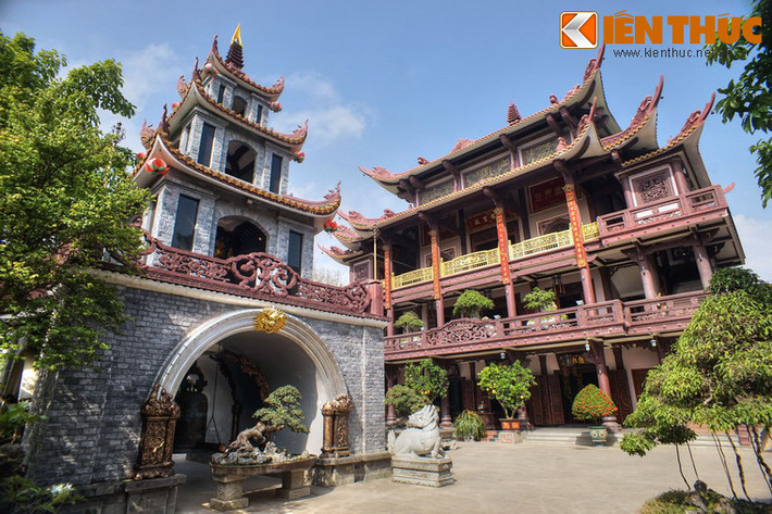 Công trình nằm ở trung tâm của chùa Thiên Hưng là tòa chính điện bế thế. Đối diện với chính điện là tháp chuông.