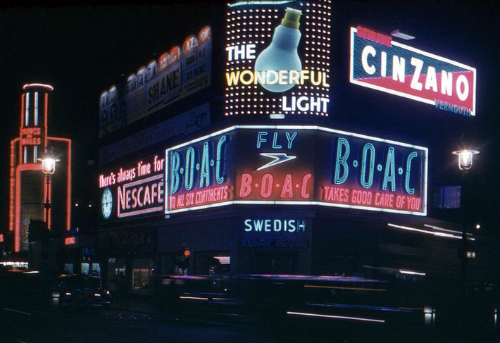 Ánh đèn neon trên phố Coventry ở Piccadilly, khu mua sắm sầm uất của London vào buổi tối. Ảnh: Hardwicke Knight.