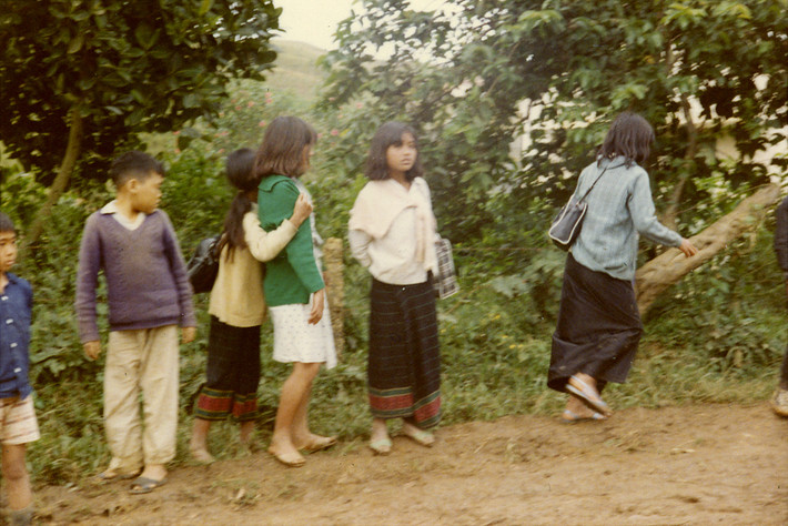 Trẻ em bên quốc lộ 20, ngoại ô Đà Lạt. Ảnh: Tom Petersen.