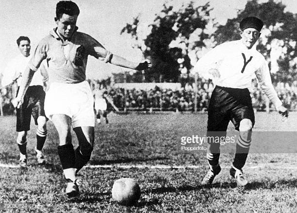 Pha đi bóng của cầu thủ Nam Tư Alexander Tirnantich (trái) trong trận Nam Tư - Bolivia. Nam tư thắng 4-0 trong trận đấu này. Ảnh: Getty.