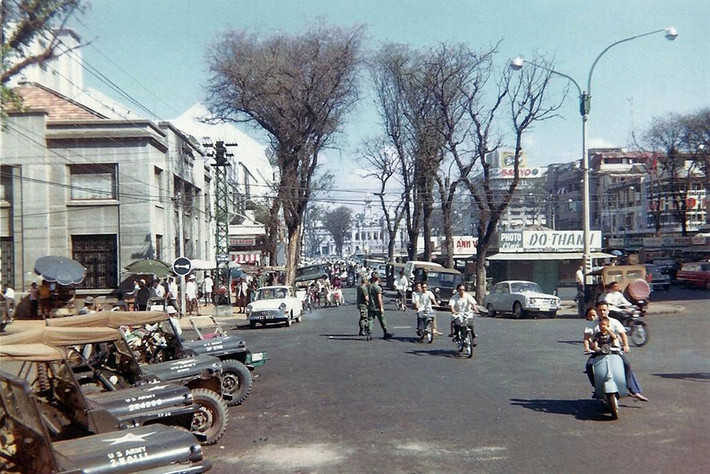 Tòa nhà bên trái là câu lạc bộ USO, một câu lạc bộ giải trí cho lính Mỹ nằm trên đại lộ Nguyễn Huệ. Ảnh: David Stromberger.