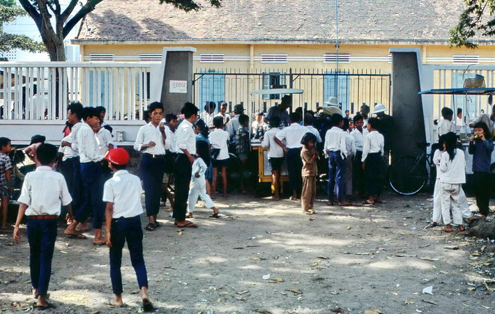 Khung cảnh nhộn nhịp ở cổng trường. Ảnh: Terry Maher.