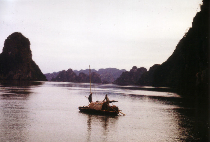 Hai ngư dân trên chiếc thuyền nhỏ giữa lòng vịnh. Ảnh: Günter Mosler.