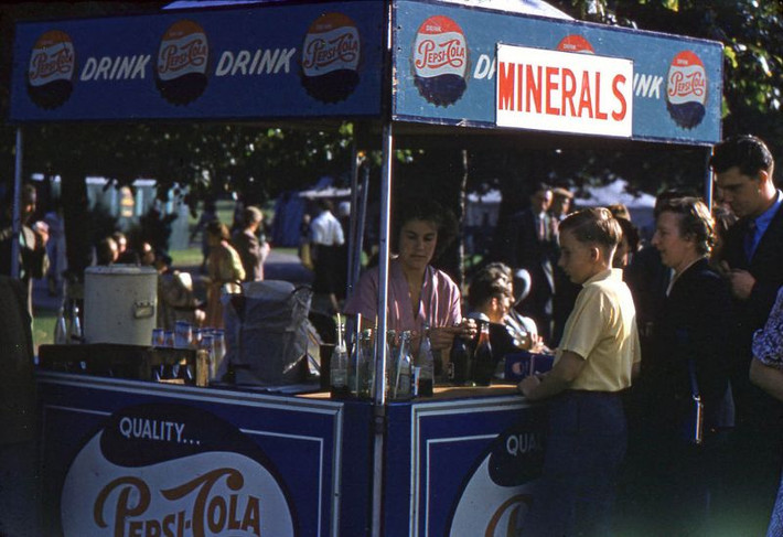 Quầy giải khát của hãng Pepsi-Cola tại một công viên ở London. Ảnh: Hardwicke Knight.