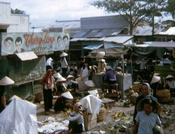 Khung cảnh nhộn nhịp ở chợ. Ảnh: David Schofield.