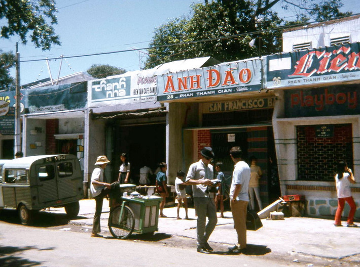 Dãy quán bar trên đường Phan Thanh Giản. Ảnh: David Schofield.
