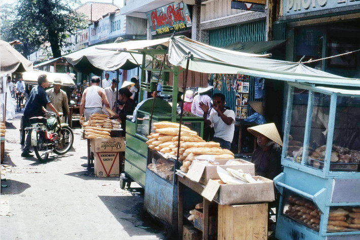 Quầy bánh mì trên đường Trưng Trắc, bên ngoài chợ Vũng Tàu. Ảnh: Terry Maher.
