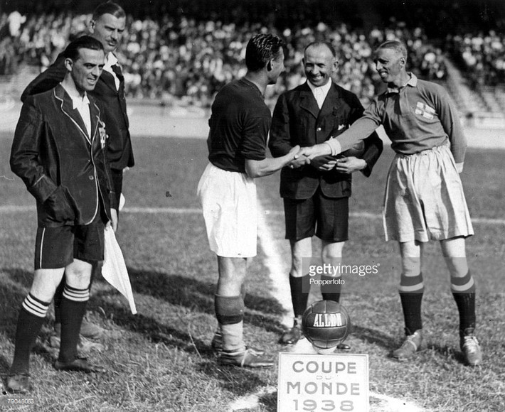 Thủ quân Thụy Điển Keller (trái) bắt tay thủ quân Hungary captain Sarosi (phải) trước trận bán kết ở Paris ngày 16/6/1938. Hungary thắng 5-1 vào giành quyền vào chung kết. Ảnh: Getty.