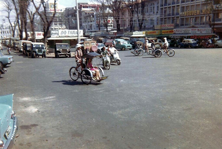 Trên đại lộ Nguyễn Huệ, Sài Gòn năm 1969. Ảnh: David Stromberger.
