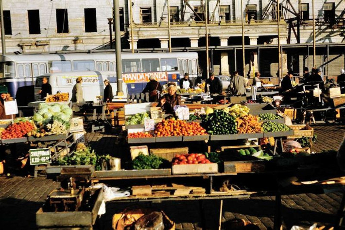 Các quầy rau quả ở chợ Helsinki, 1968. Ảnh: Vintag.