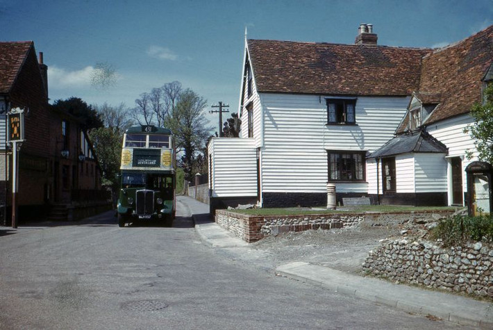 Chiếc xe buýt hai tầng chạy qua một ngôi nhà ở khu Chelsfield, Đông Nam London thập niên 1950. Ảnh: Hardwicke Knight.