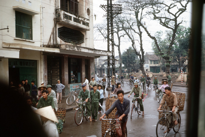 Quang cảnh đường phố Hà Nội nhìn từ trên xe khách. Ảnh: Günter Mosle.