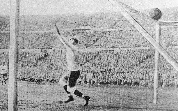 Thủ môn Uruguay Enrique Ballestrero không đỡ được cú sút từ cầu thủ Carlos Peucelle của Argentina. Bàn thắng này giúp tỉ số được cân bằng 2-2. Ảnh: Getty.