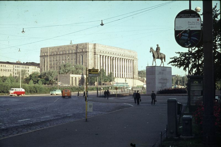 Tượng đài Nguyên soái Mannerheim và tòa nhà Quốc hội, 1963. Ảnh: Vintag.