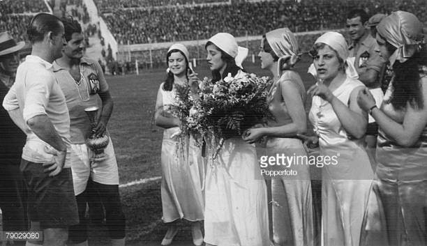 Đội trưởng của Uruguay và Nam Tư nhận hoa trước trận bán kết, ngày 27/7/1930. Ảnh: Getty.