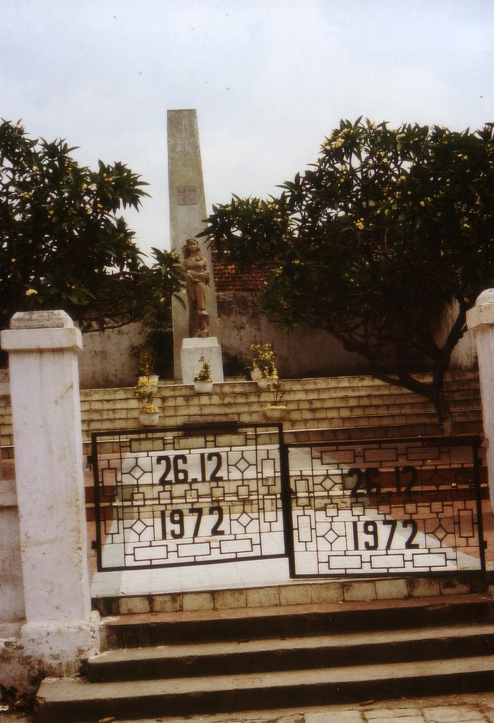 Đài tưởng niệm những nạn nhân của bom Mỹ trên phố Khâm Thiên ngày 26/12/1972. Ảnh: Günter Mosle.