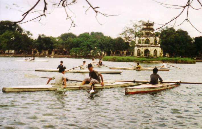 Thanh thiếu niên chèo thuyền kayak ở hồ Hoàn Kiếm. Ảnh: Günter Mosle.