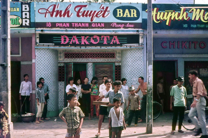 Các quán bar trên đường Phan Thanh Giản (nay là đường Lý Tự Trọng). Ảnh: Terry Maher.