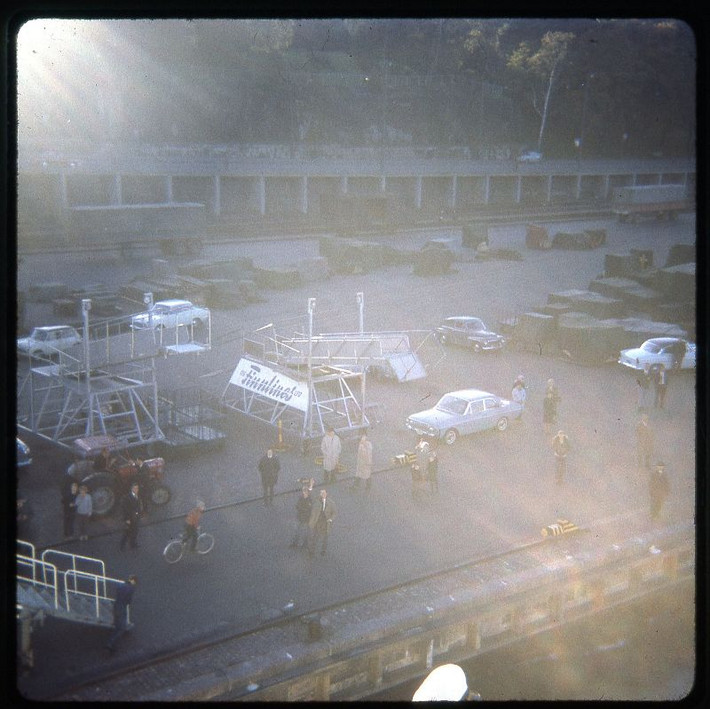 Bên trên bến phà, 1966. Ảnh: Vintag.