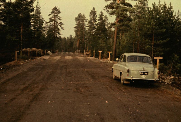 Một con đường ở ngoại ô Helsinki đang được xây dựng, 1963. Ảnh: Vintag.