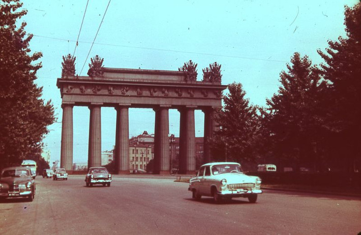 Khải hoàn môn trên đại lộ Moscow, Leningrad. Ảnh: Normann Flickr.