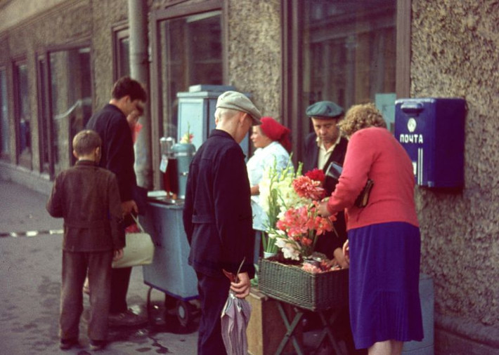 Quầy hàng hoa và nước giải khát trên đường phố Leningrad. Ảnh: Normann Flickr.