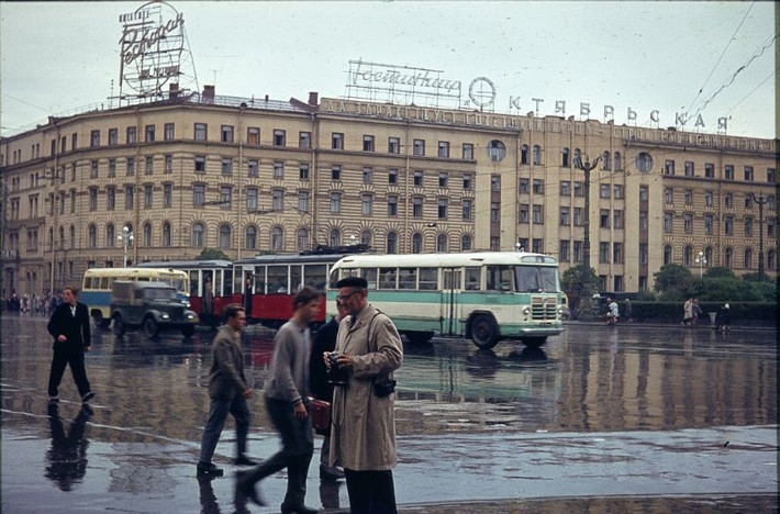 Đường phố Leningrad sau cơn mưa. Ảnh: Normann Flickr.