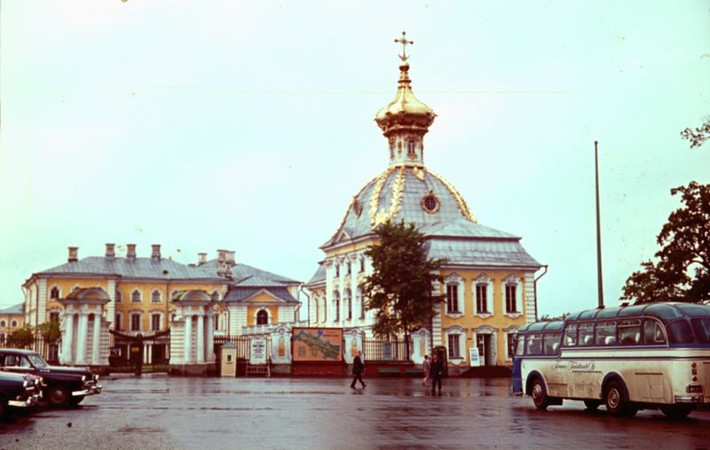 Một tòa nhà thuộc cung điện Peterhof. Ảnh: Normann Flickr.