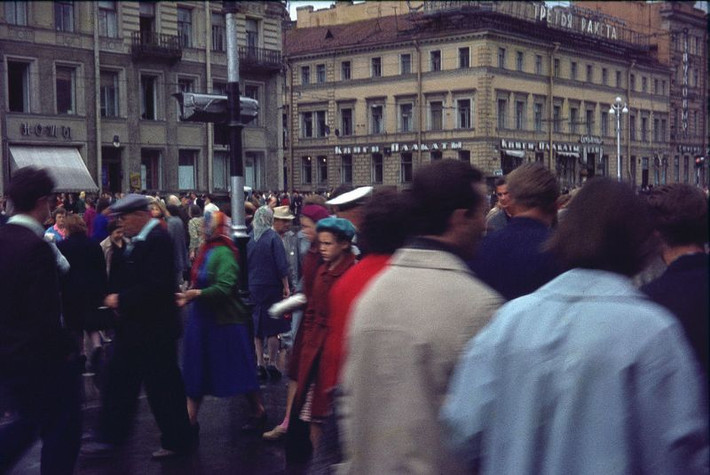 Khung cảnh nhộn nhịp trên đường phố khu vực trung tâm Leningrad thập niên 1960. Ảnh: Normann Flickr.