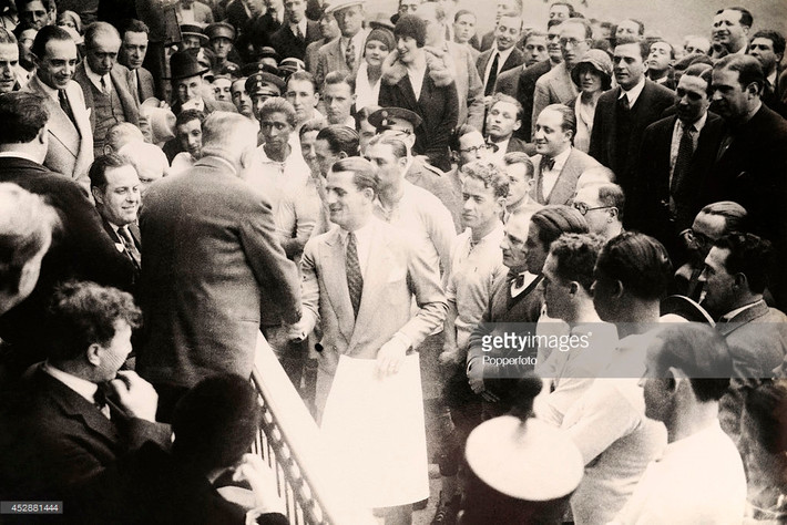 Đội chủ nhà Uruguay do đội trưởng Jose Nasazzi dẫn đầu được Chủ tịch FIFA Jules Rimet chào đón trong lễ khai mạc World Cup 1930 tại sân vận Centenario ở Montevideo, ngày 18/7/1930. Ảnh: Getty.