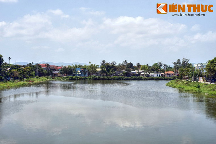 Theo sử sách, đây là một con sông được đào theo một nhánh cũ của sông Hương chảy từ chợ Kim Long đến Bao Vinh để phục vụ cho việc giao thông ,vận tải ra vào Kinh thành Huế bằng đường thủy.