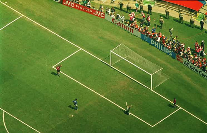 Góc chụp từ trên cao cho thấy sự cô đơn tột cùng của danh thủ Italia Roberto Baggio sau khi thực hiện cú đá phạt luân lưu thất bại khiến cúp vô địch rơi vào tay Brazil tại World Cup 1994. Ảnh: The Guardian.