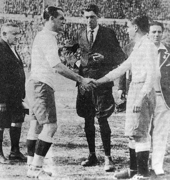 Đội trưởng Uruguay Jose Nazassi (trái) bắt tay với đội trưởng Argentina 'Nolo' Fereyra trước trận chung kết World Cup đầu tiên trong lịch sử. Ảnh: Getty.