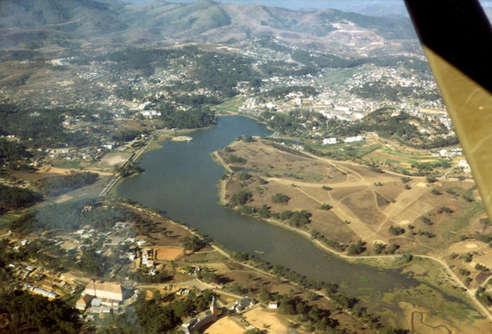 Hồ Xuân Hương ở Đà Lạt năm 1969 nhìn từ máy bay trực thăng Mỹ. Ảnh: Tom Petersen.