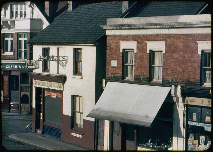 Các tòa nhà trên đường East Barnet. Ảnh: Hardwicke Knight.