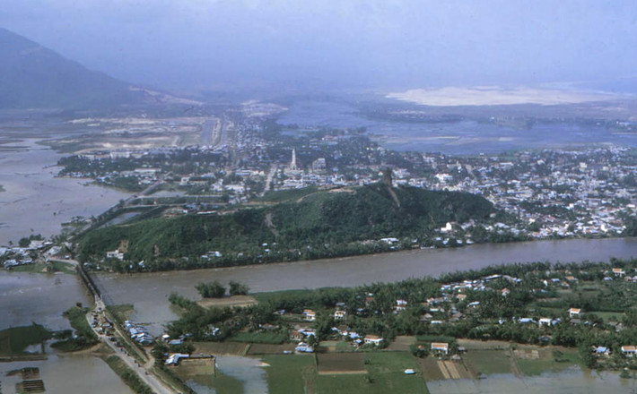 Toàn cảnh thị xã Tuy Hòa bên sông Đà Rằng, Phú Yên năm 1970. Cầu Đà Rằng nằm ở góc dưới bên trái. Ảnh: Steve.