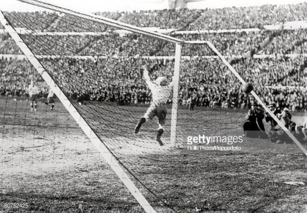 Các cầu thủ Uruguay tiếp tục ghi thêm hai bàn để giành thắng lợi chung cuộc với tỉ số 4-2 và trở thành nhà vô địch World Cup đầu tiên. Ảnh: Getty.