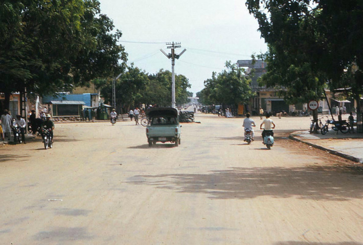 Trục đường chính của thị xã Tuy Hòa, Phú Yên năm 1970-1971. Ảnh: Steve.