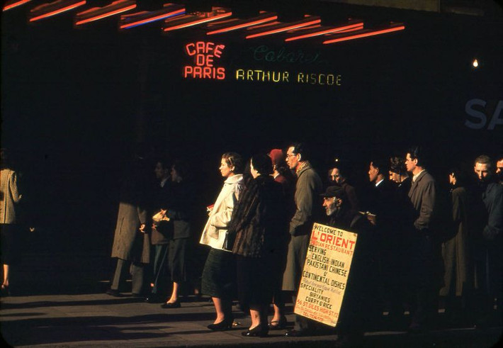 Bên ngoài quán Café de Paris nổi tiếng của London. Ảnh: Hardwicke Knight.