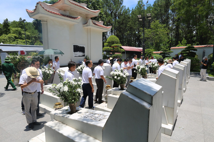 Nhằm phục vụ nhu cầu của du khách một cách thuận lợi nhất, Ban Quản lý Khu di tích lịch sử quốc gia đặc biệt Ngã ba Đồng Lộc phân công 100% viên chức, người lao động túc trực đón tiếp, hướng dẫn, hỗ trợ du khách.