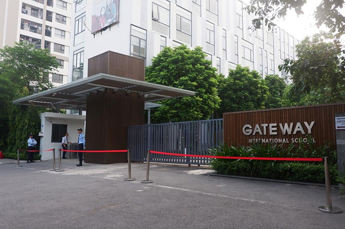 Trái ngược với không khí tưng bừng như các trường khác, không khí khai giảng phía ngoài trường Gateway khá ảm đạm.