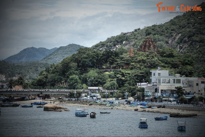 Nằm trên đỉnh đồi Cù Lao ở cửa sông Cái tại thành phố Nha Trang, tháp Po Nagar là một trong những khu đền tháp Chăm đẹp nhất còn được gìn giữ ở Việt Nam. Công trình này gắn liền với tục thờ Po Nagar, một vị nữ thần trong tín ngưỡng cổ xưa của người Chăm.