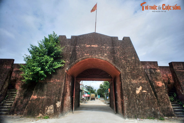 3. Thành Bản Phủ là một tòa thành cổ nằm giữa cánh đồng Mường Thanh, nay thuộc xã Noọng Hẹt, huyện Điện Biên, tỉnh Điện Biên Phủ. Tòa thành được lãnh tụ khởi nghĩa Hoàng Công Chất xây dựng làm thủ phủ cho nghĩa quân vào những năm 1758-1762.