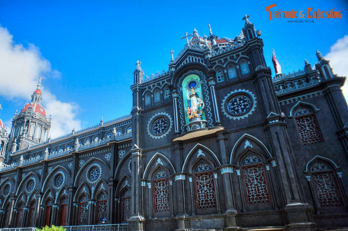 Mặt ngoài nhà thờ được trang trí bằng những họa tiết rất tinh xảo.