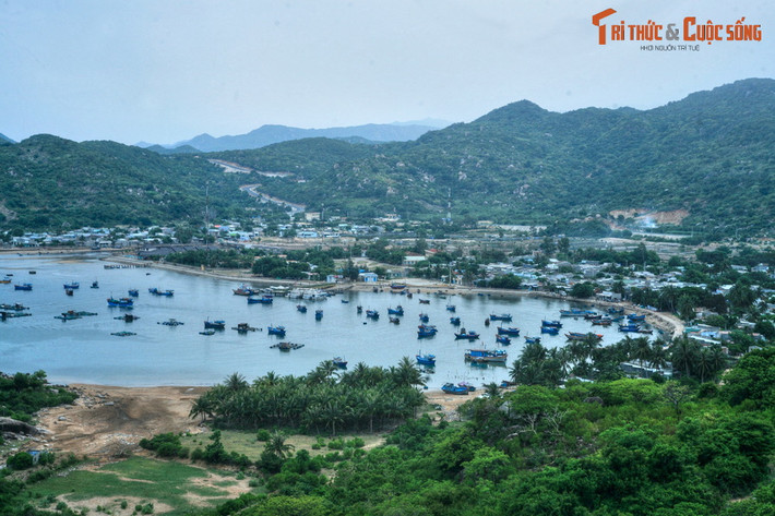 Cảnh quan hấp dẫn của vịnh Vĩnh Hy - một vịnh biển nhỏ được mệnh danh là một trong bốn vịnh đẹp nhất Việt Nam, nằm ở địa phận Huyện Ninh Hải.