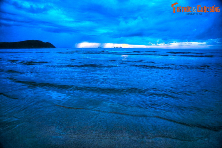 Vào đầu thế kỷ 20, bãi biển Sa Huỳnh bỗng chốc trở thành một địa điểm khảo cổ học tầm vóc thế giới, khi đây là nơi phát lộ văn hóa Sa Huỳnh, một trong ba nền văn hóa lớn nhất Việt Nam thời tiền sơ sử.