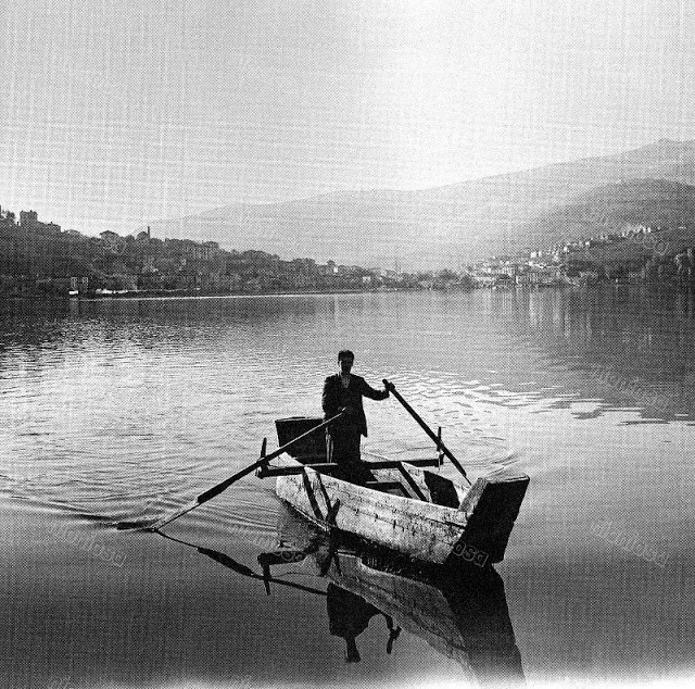 Người đàn ông chèo thuyền ở Kastoria, tháng 11/1958. Ảnh: Dionysis Anninos.
