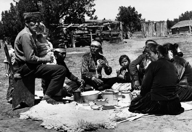 Một bữa tiệc sau một buổi lễ của người da đỏ ở Navajo, địa phận bang Arizona, nước Mỹ năm 1948. Ảnh: John Collier Jr.