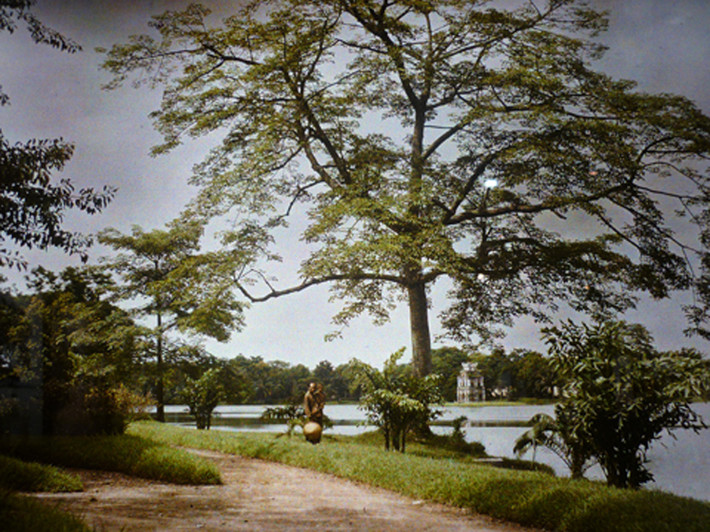 Bờ hồ Hoàn Kiếm, Hà Nội năm 1915. Ảnh: Leon Busy.